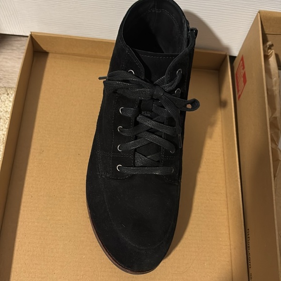 Fitflop Black suede lace up ankle boots - like new - Picture 4 of 5